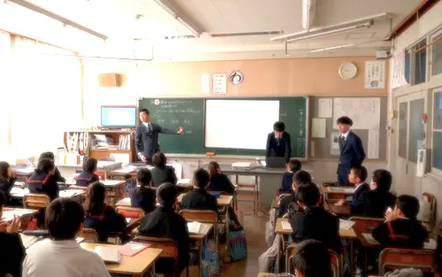 高松市立木太南小学校の教室で児童に向けて行ったプログラミング授業