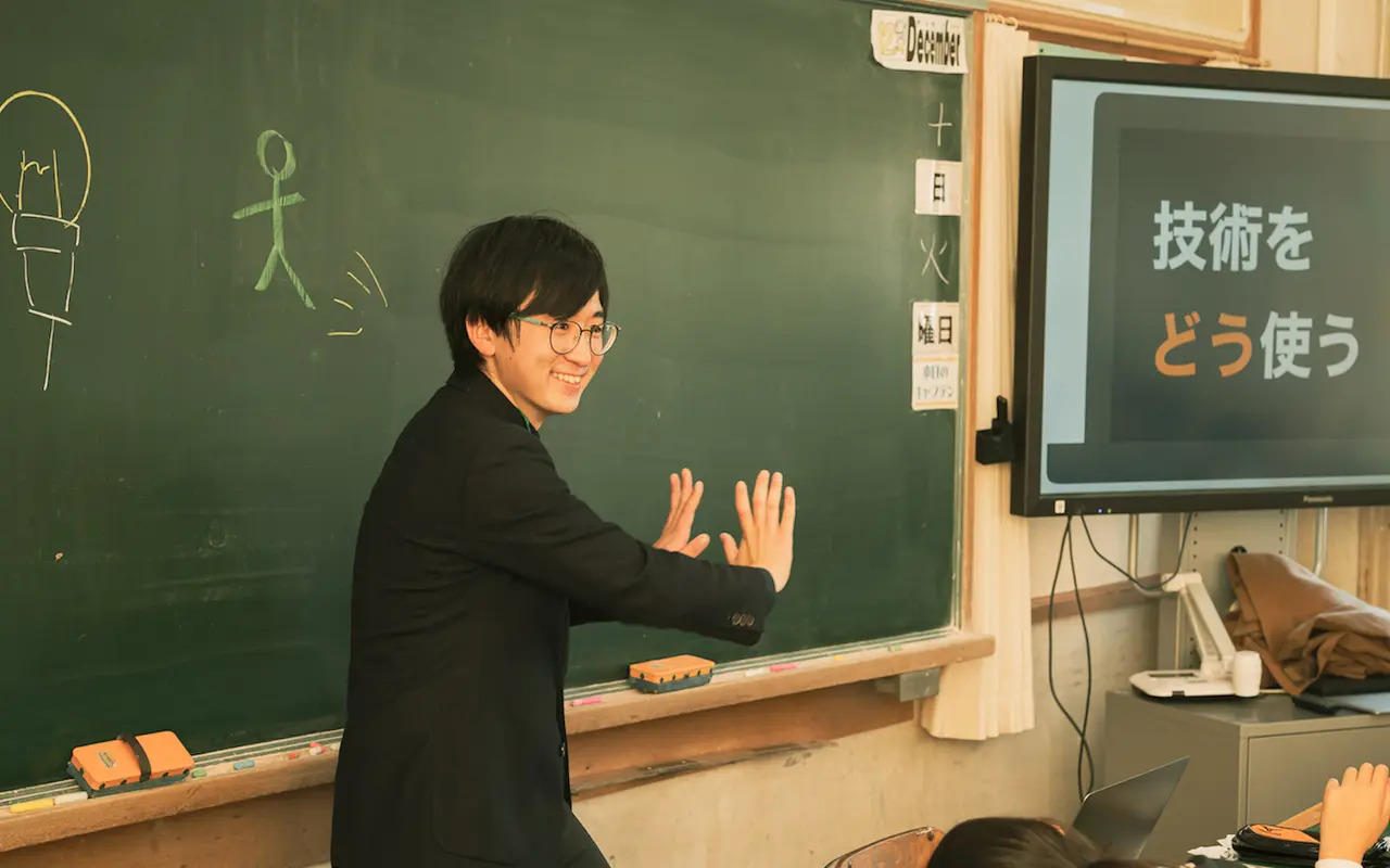 高松市立太田南小学校の教室で、「技術をどう使う」のスライドを前に授業をする様子