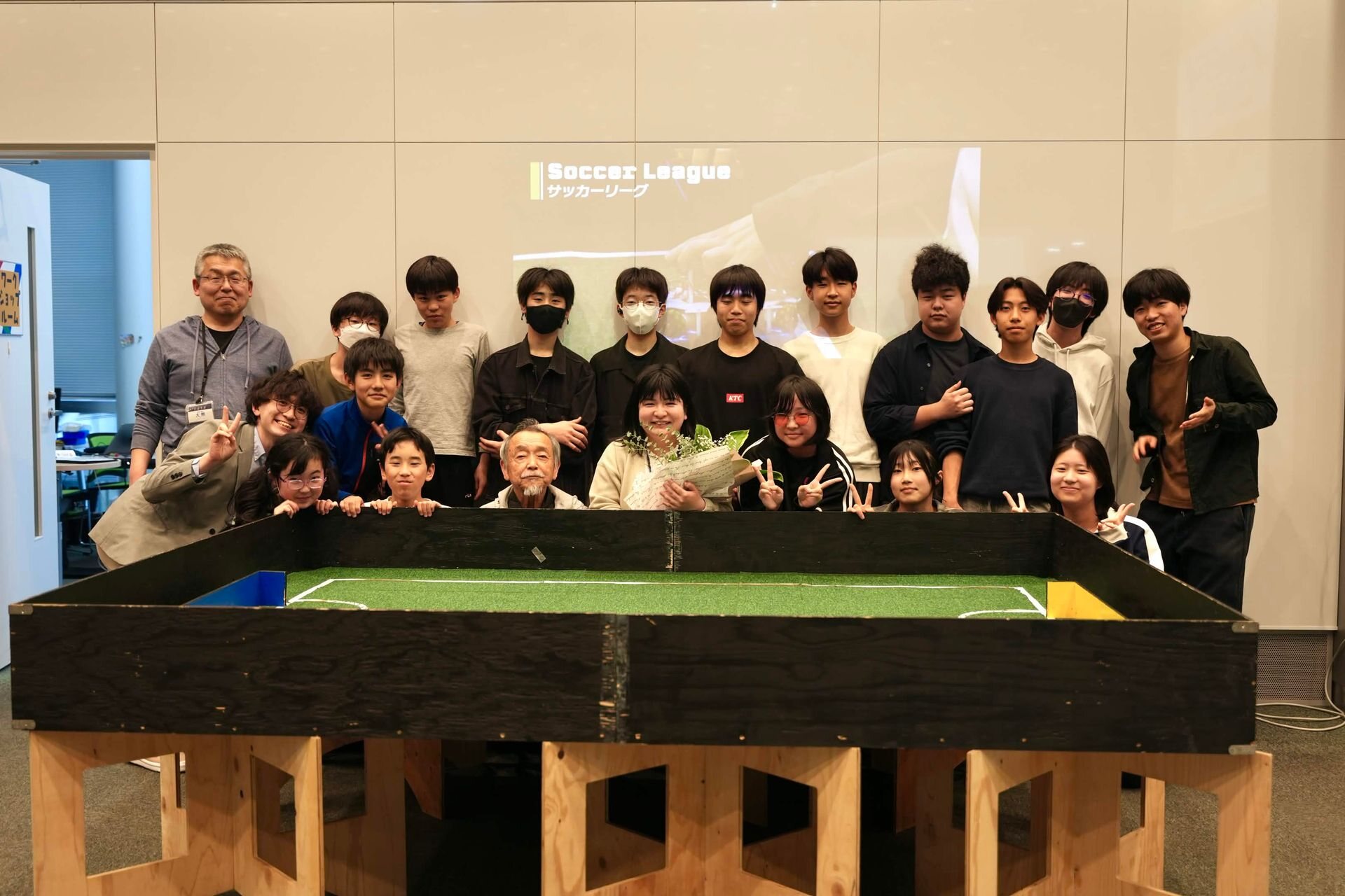 ロボットラボのサッカーリーグでコートを囲む集合写真
